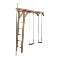 Kompakter Schaukel-Kletter-Anbau SK2-3 aus hellem Massivholz für Spieltürme. Die freistehende Holzkonstruktion verfügt über zwei Schaukelplätze mit schwarzen Gummisitzen an Seilen, eine integrierte Sprossenleiter mit roten Holzsprossen, obere Hangelspross